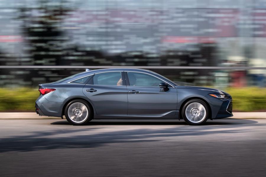  Toyota Avalon Limited 2018 года  (фото 2 из 12)